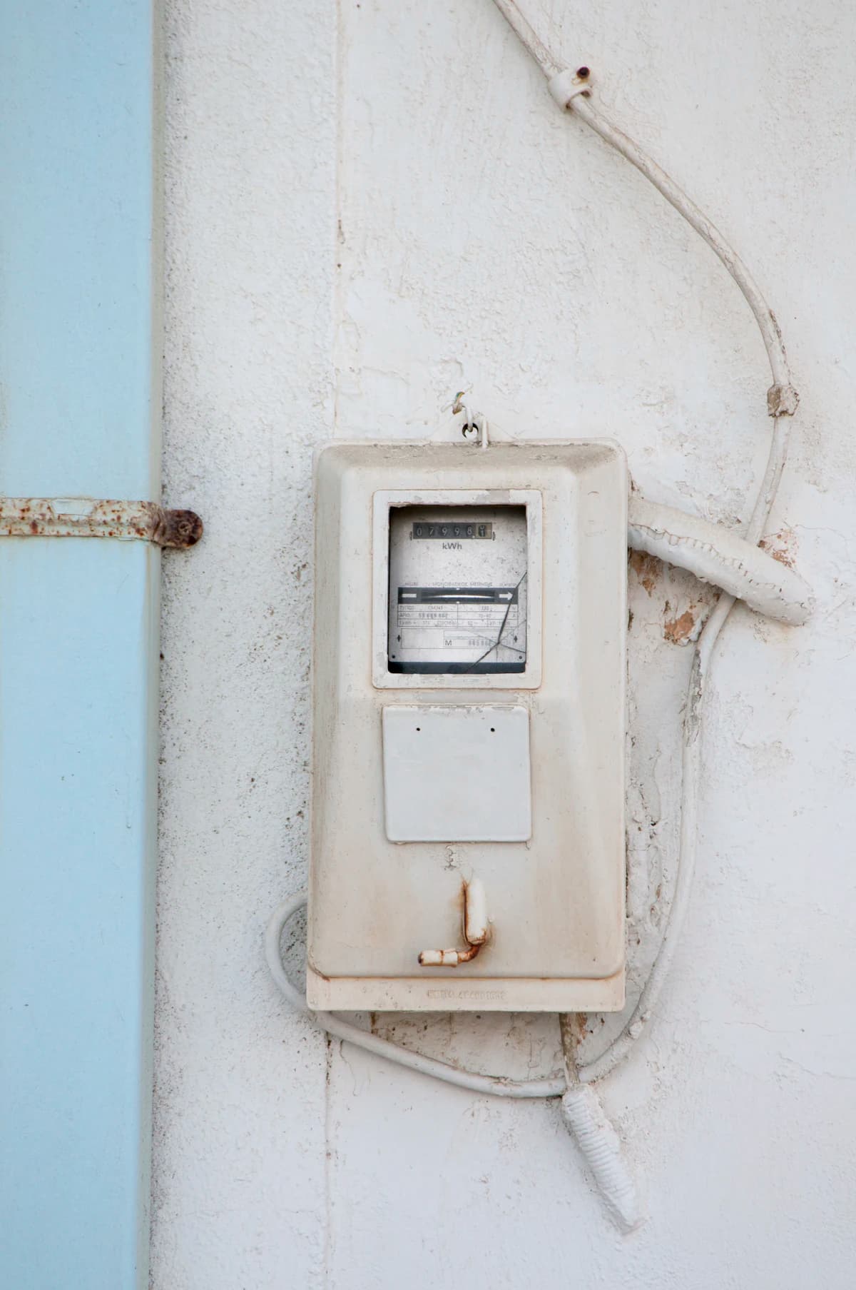 Elektriciteitsmeter in een meterkast tijdens een hete zomerdag waarop de airco draait