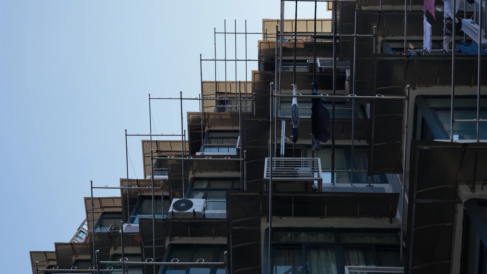 Appartement met airco-unit aan gevel