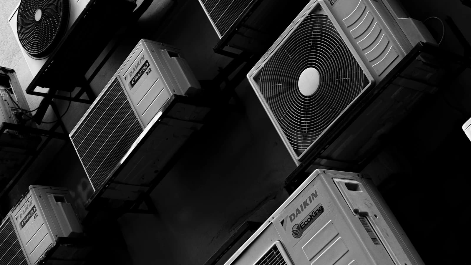 Verschillende airco buitenunits aan een gevel