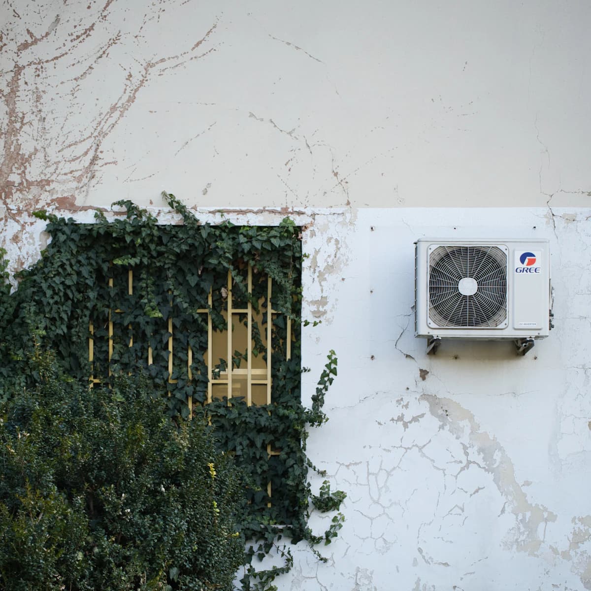 Wandmontage split-airco in een lichte slaapkamer voor koele en stille nachten