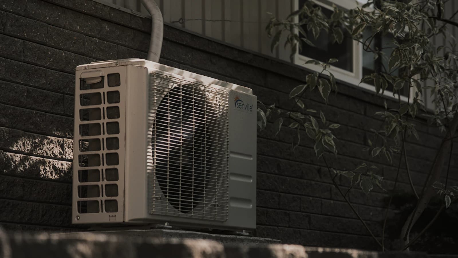 Vaste airco-buitenunit aan gevel