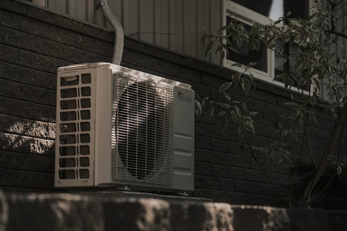 Vergelijking tussen een mobiele airco met afvoerslang en een vaste split airco met binnen- en buitenunit