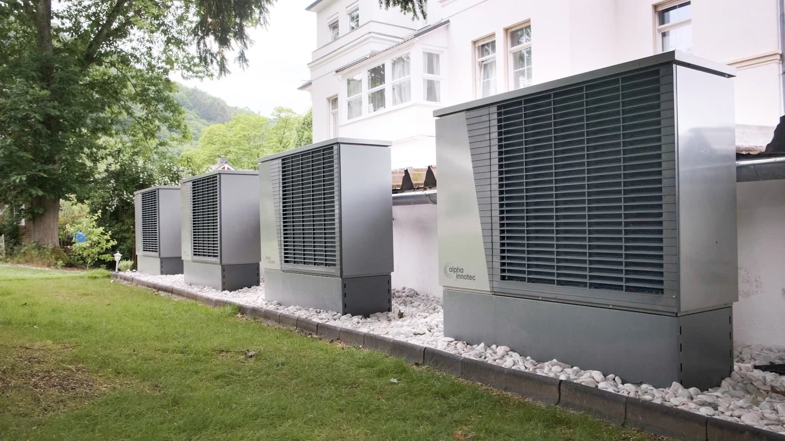 Buitenunit van een hybride lucht/water-warmtepomp bij een Nederlandse woning