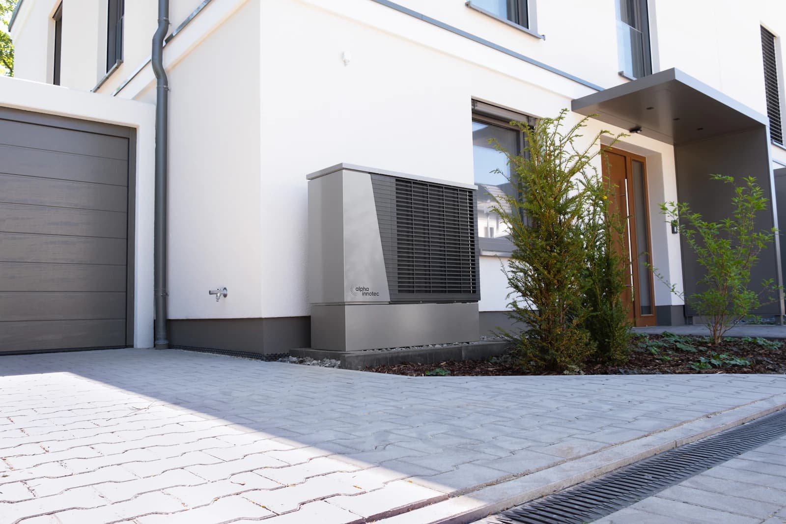 Buitenunit van een warmtepomp bij een Nederlandse woning, opgesteld in de tuin
