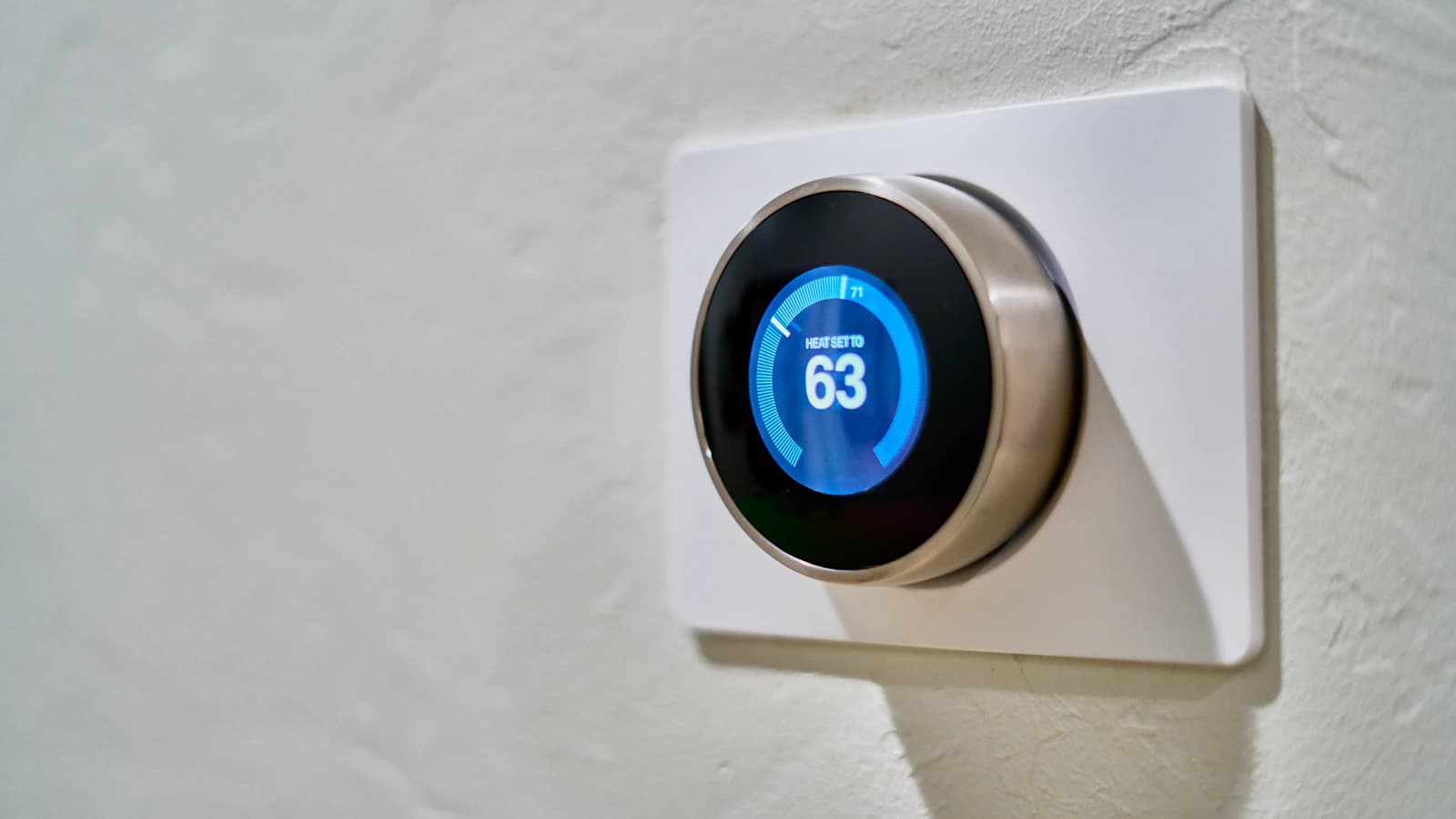 Slimme thermostaat aan de muur