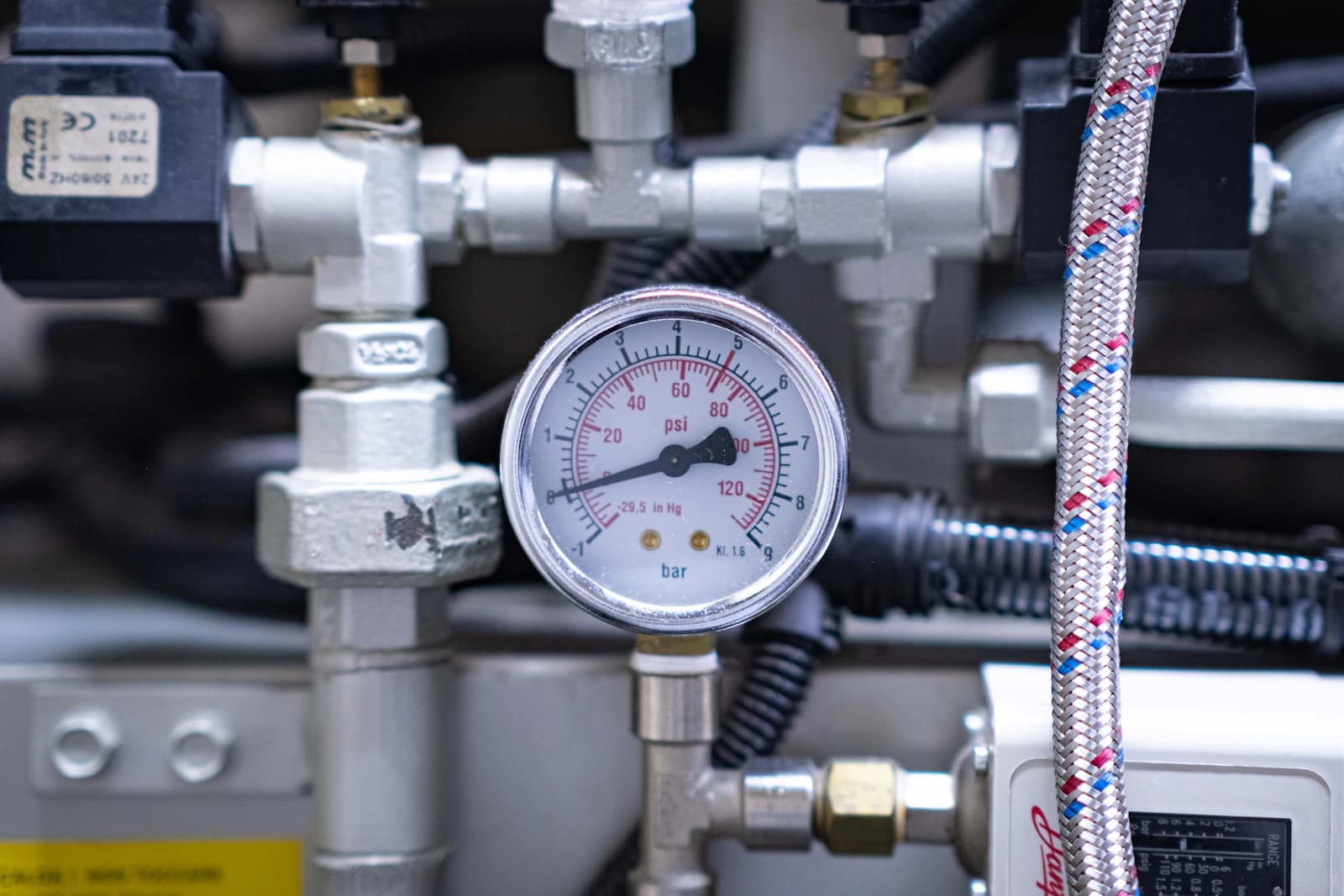 Manometer van een cv-ketel met aanduiding van de waterdruk in bar