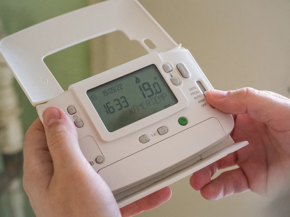 Aanleg van vloerverwarming met PE-leidingen op een isolatieplaat voor het storten van een dekvloer