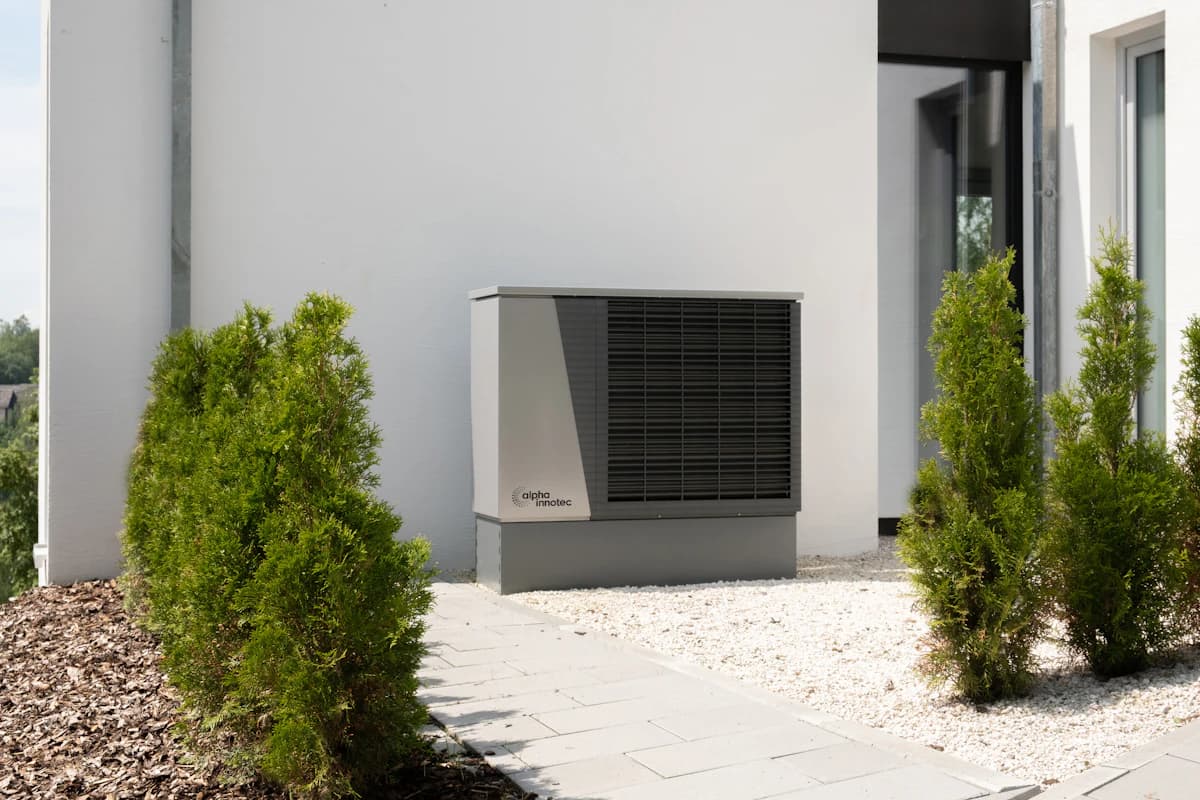 Buitenunit van een lucht-water warmtepomp aan de buitenmuur van een Nederlandse woning
