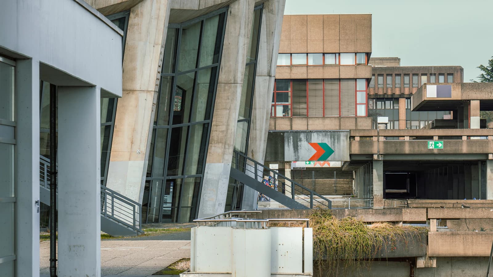 EPDM-rubber dakbedekking aangelegd op een plat dak met geïsoleerde dakranden