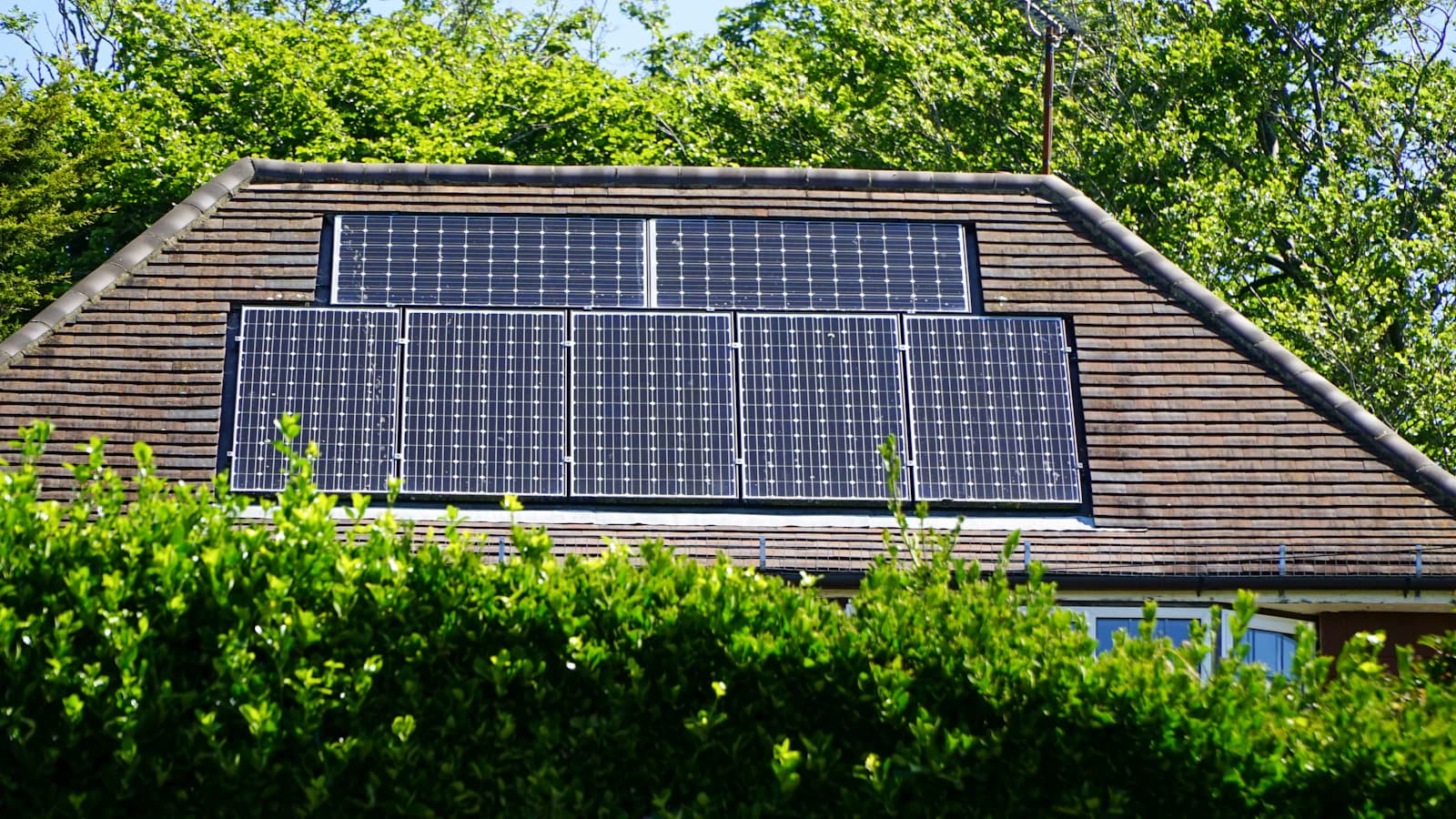 Zonnepanelen op een hellend pannendak van een eengezinswoning