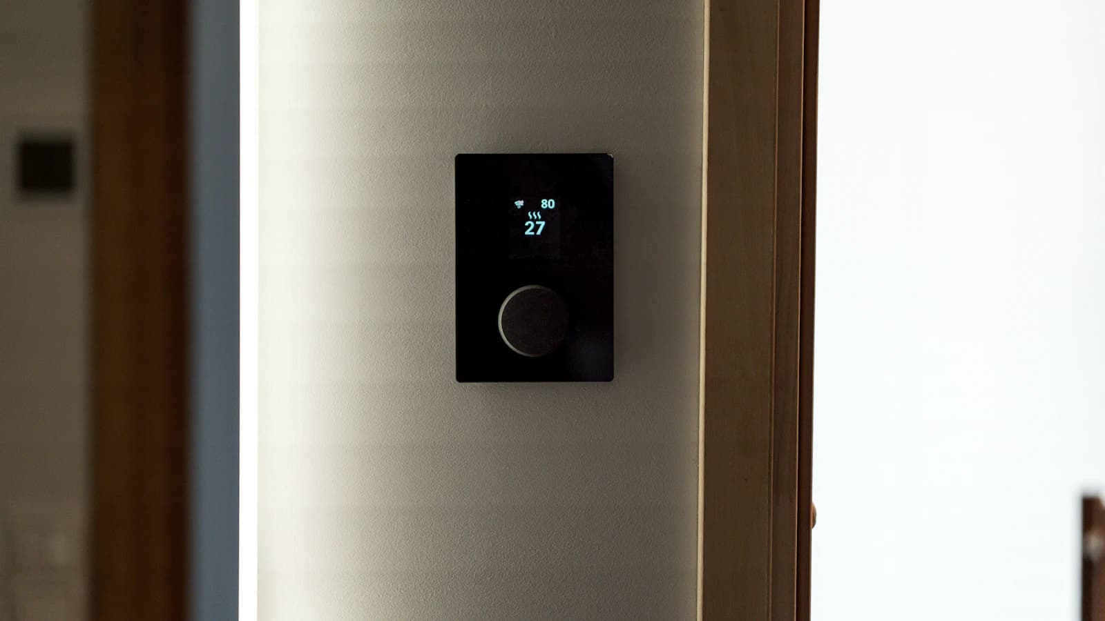 Slimme thermostaat aan de muur als onderdeel van een domotica-installatie