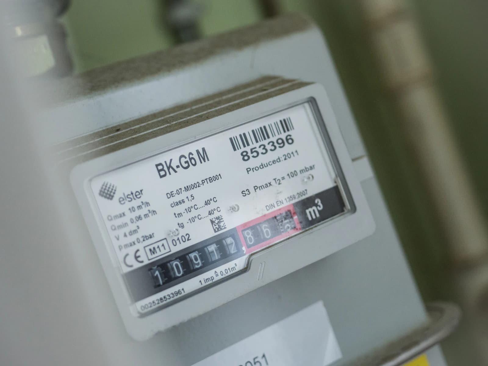 Slimme elektriciteitsmeter met digitaal display in een meterkast