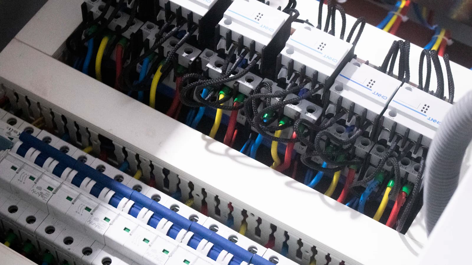 Moderne Nederlandse groepenkast met aardlekschakelaars en automaten