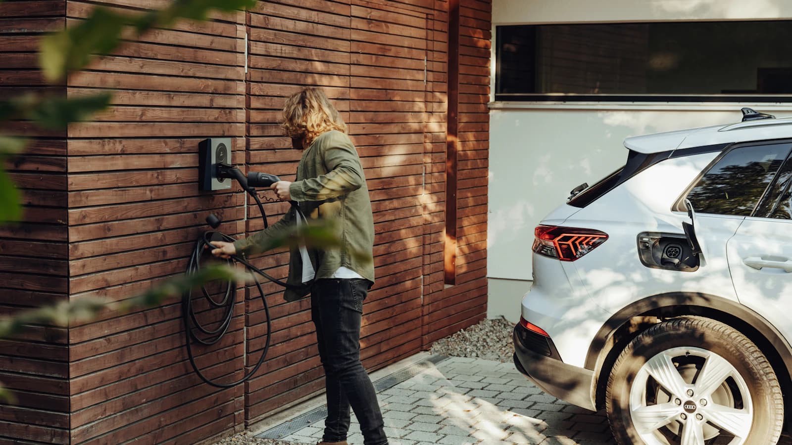 Laadpaal voor een elektrische auto bij een Nederlandse woning