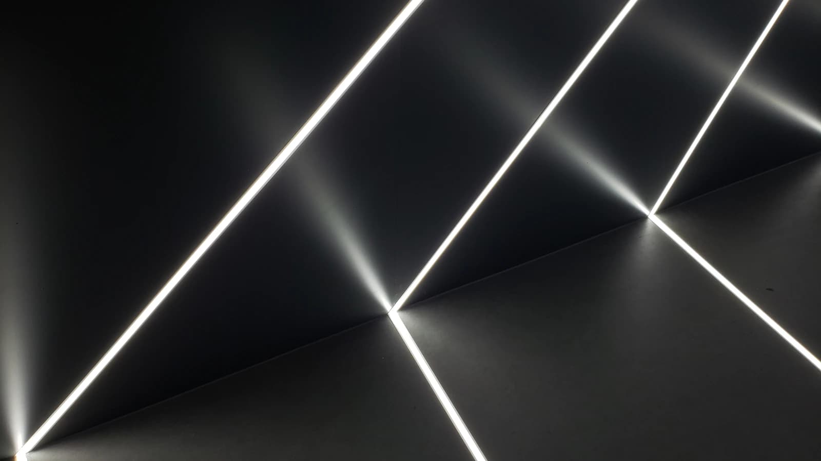 Moderne LED-spots verlichten een Nederlandse woonkamer