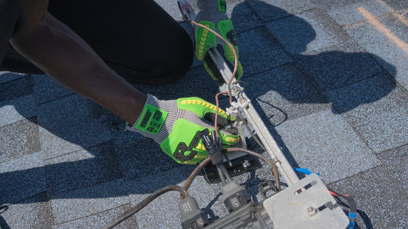 Elektricien werkt aan de bekabeling en omvormer-aansluiting van een zonnepanelen-installatie