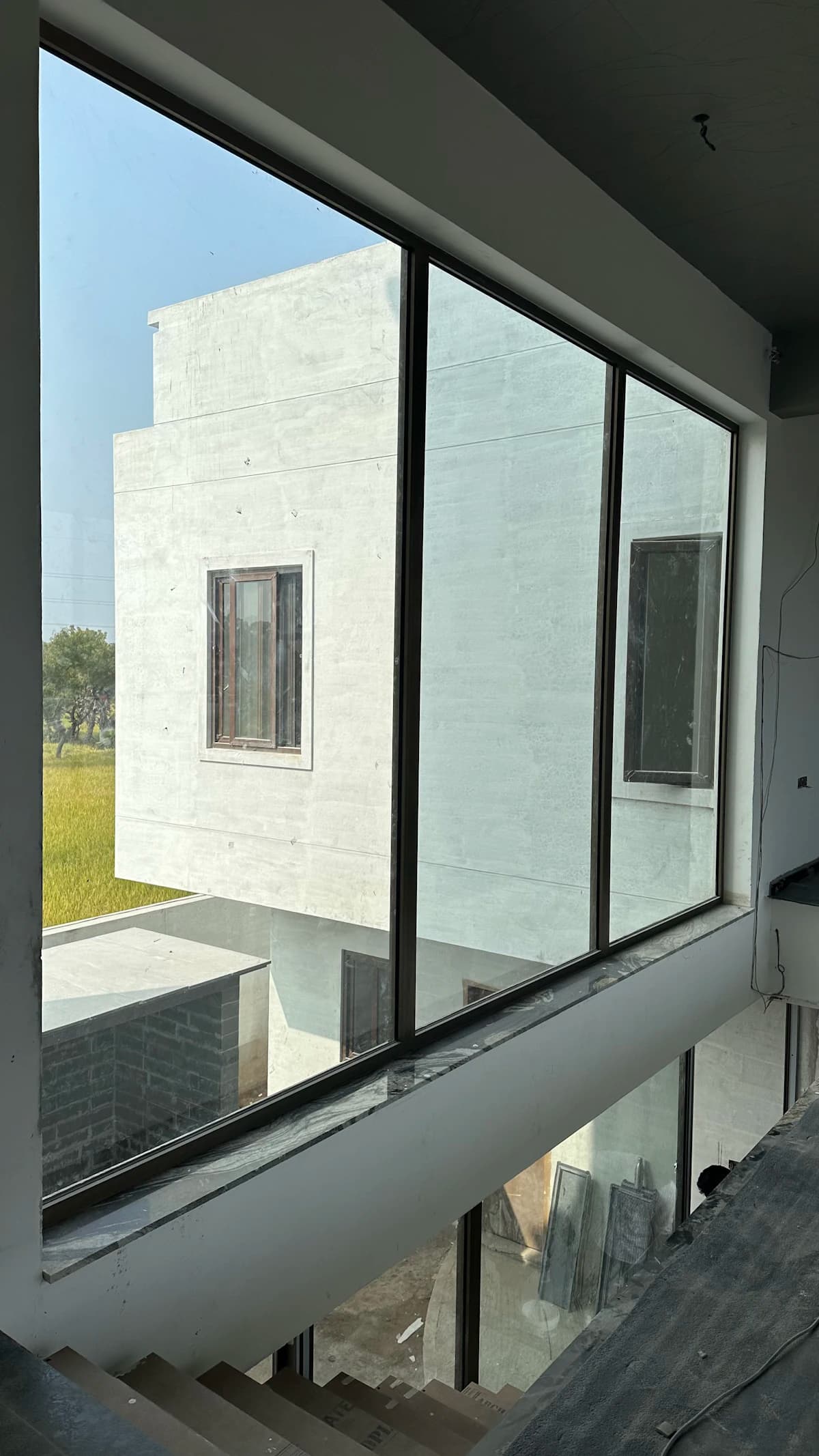 Professionele glaszetter plaatst een isolatieglasruit in een kozijn