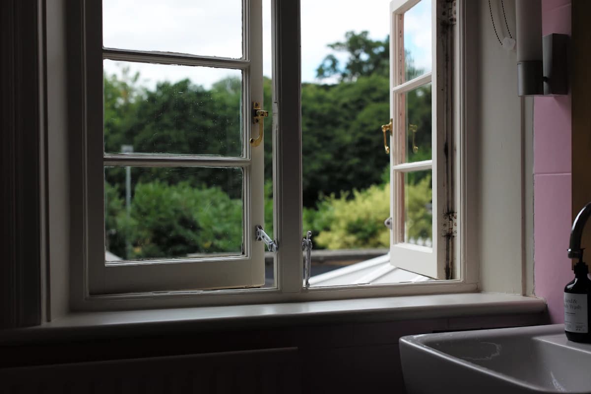 Modern raam met dubbelglas in een lichte woonkamer, een typische opstelling waarbij isolatieglas vervangen wordt