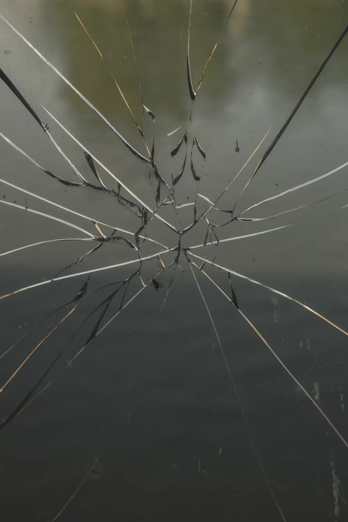 Gebroken ruit met scheuren in het glas, typisch geval voor een glaszetter