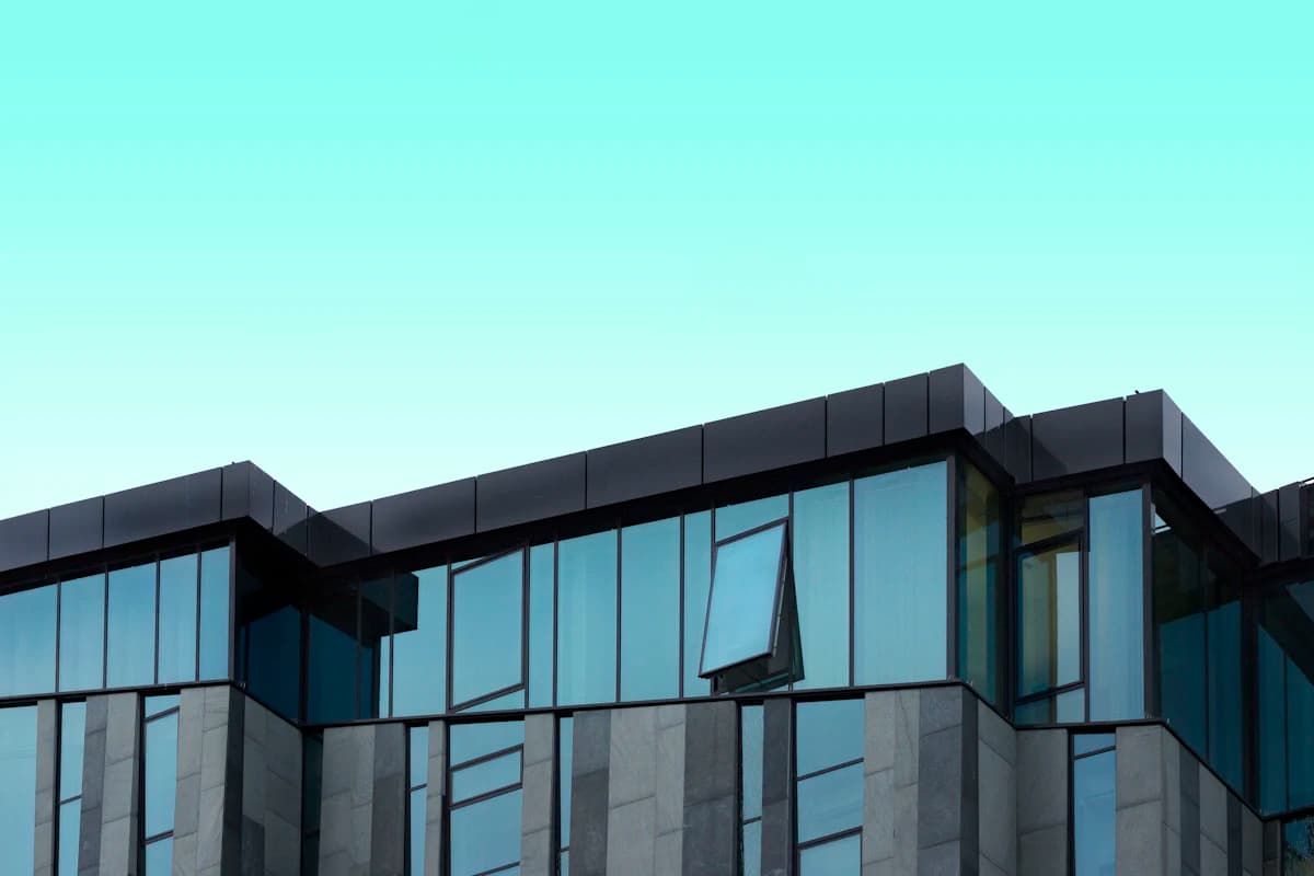 Modern raam met HR++ isolatieglas in een lichte woonkamer