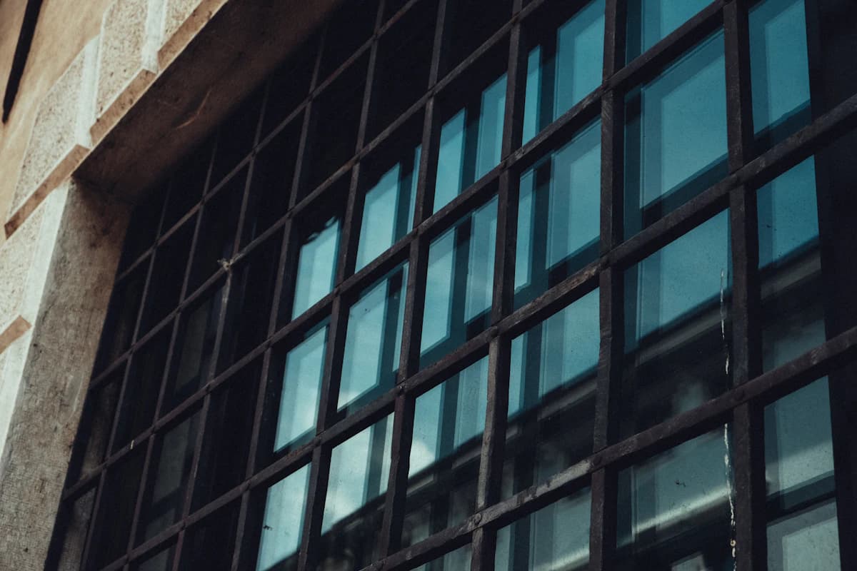 Inbraakwerend laminaatglas in een raamkozijn, meerdere glaslagen verlijmd met taaie PVB-folie