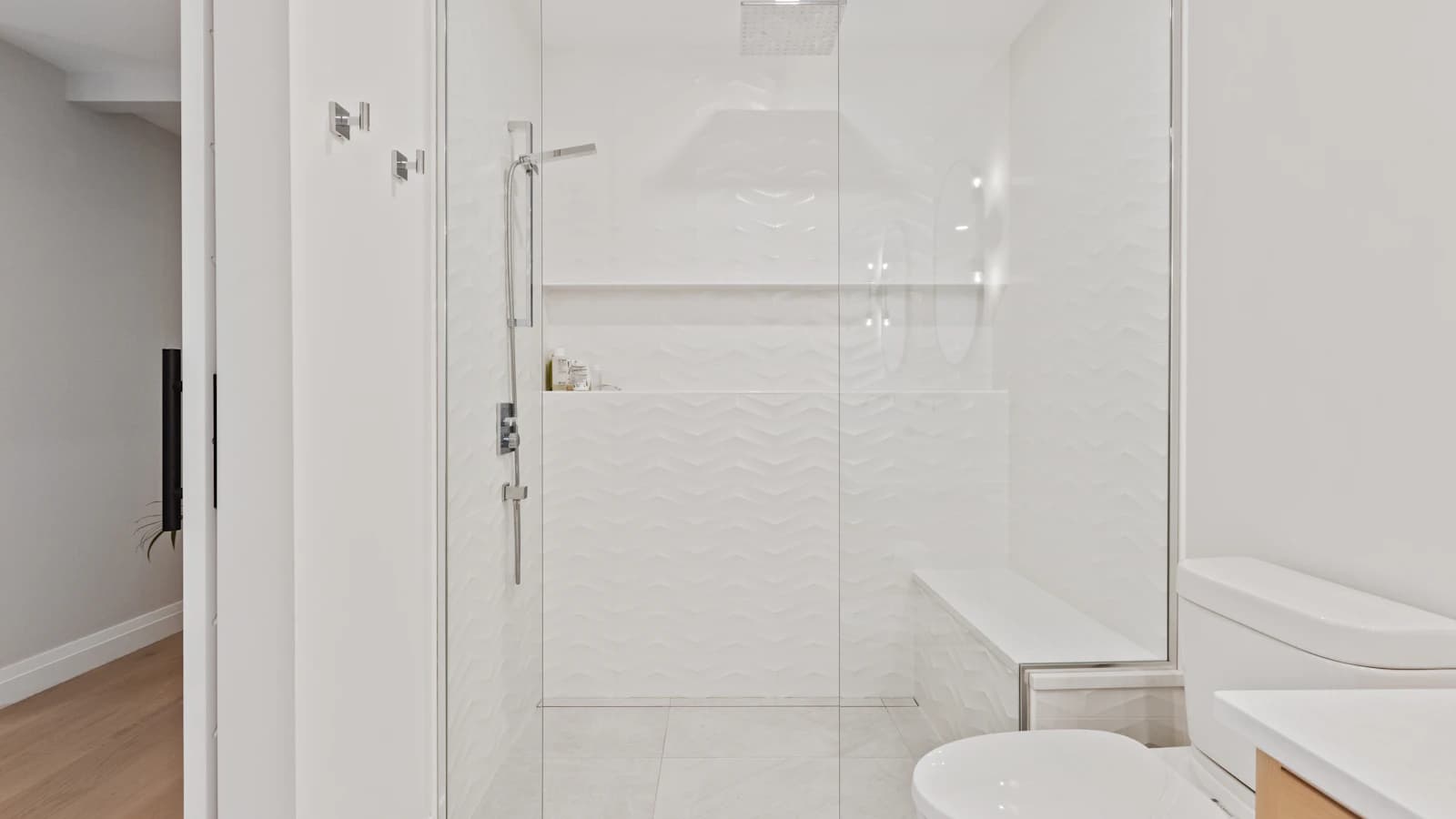 Moderne douche met veiligheidsglazen wand