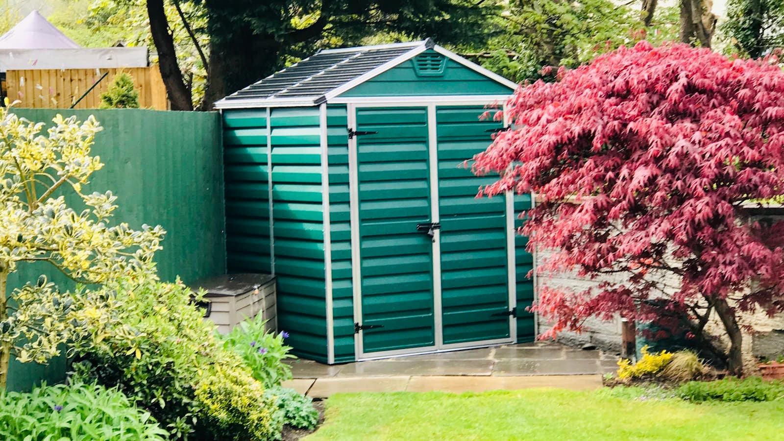 Houten tuinhuisje in Nederlandse achtertuin