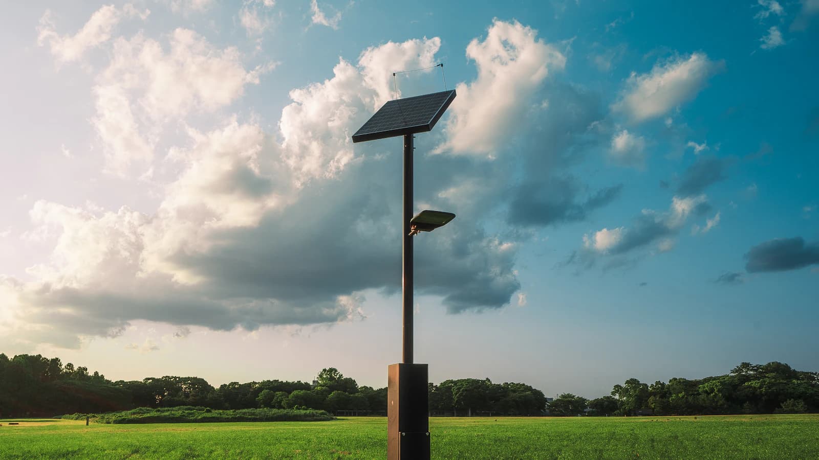 Solar-tuinverlichting met spots langs een tuinpad