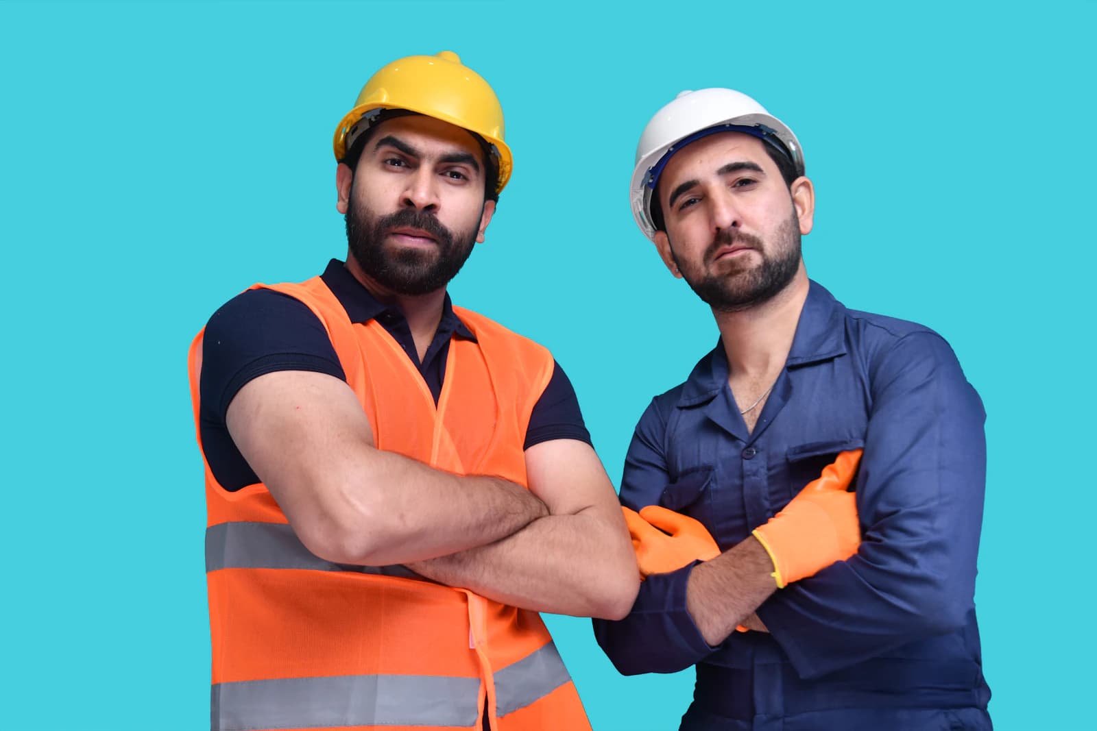 Ervaren vakman met gereedschap bij een voordeur, illustratie bij een gids over betrouwbare vakmensen