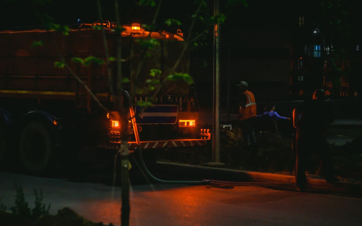 Persoon belt 's avonds een spoedservice voor een vakman buiten kantooruren