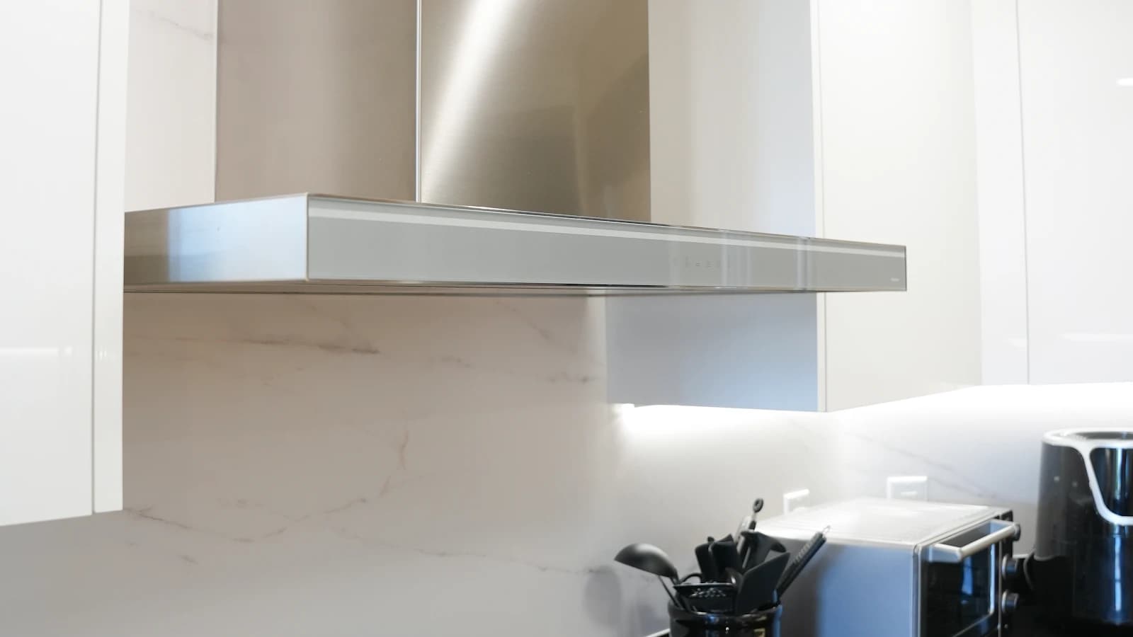 Roestvrijstalen afzuigkap boven een moderne inductie kookplaat in een Nederlandse keuken