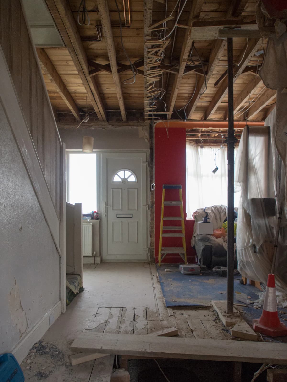 Klusjesman aan het werk tijdens een kleine verbouwing in een Nederlandse woning