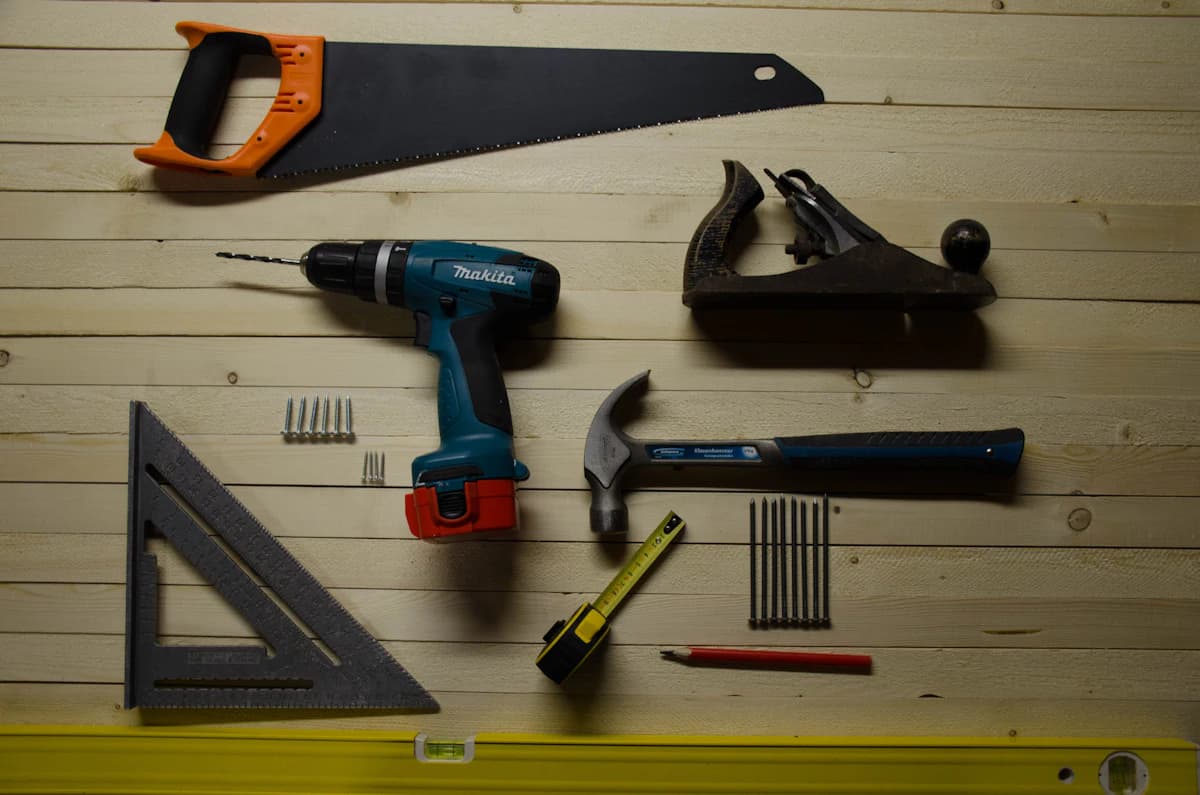 Gereedschap van een klusjesman op een werkbank, klaar voor reparaties en montage in huis