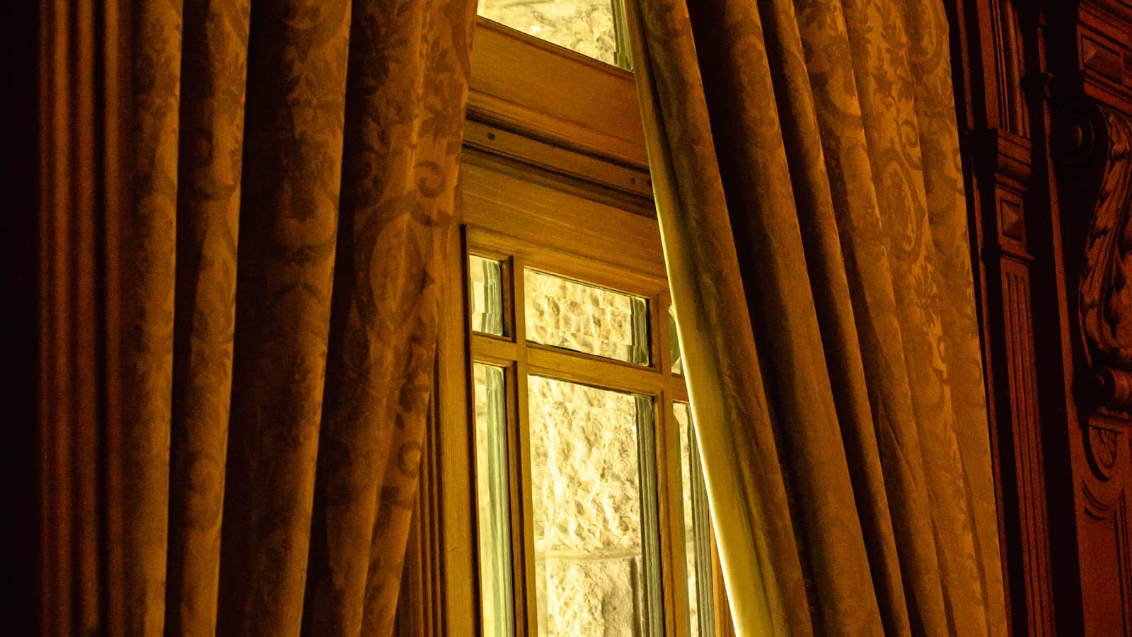 Plafondrail met witte gordijnen die vanaf het plafond vallen in moderne Nederlandse woonkamer