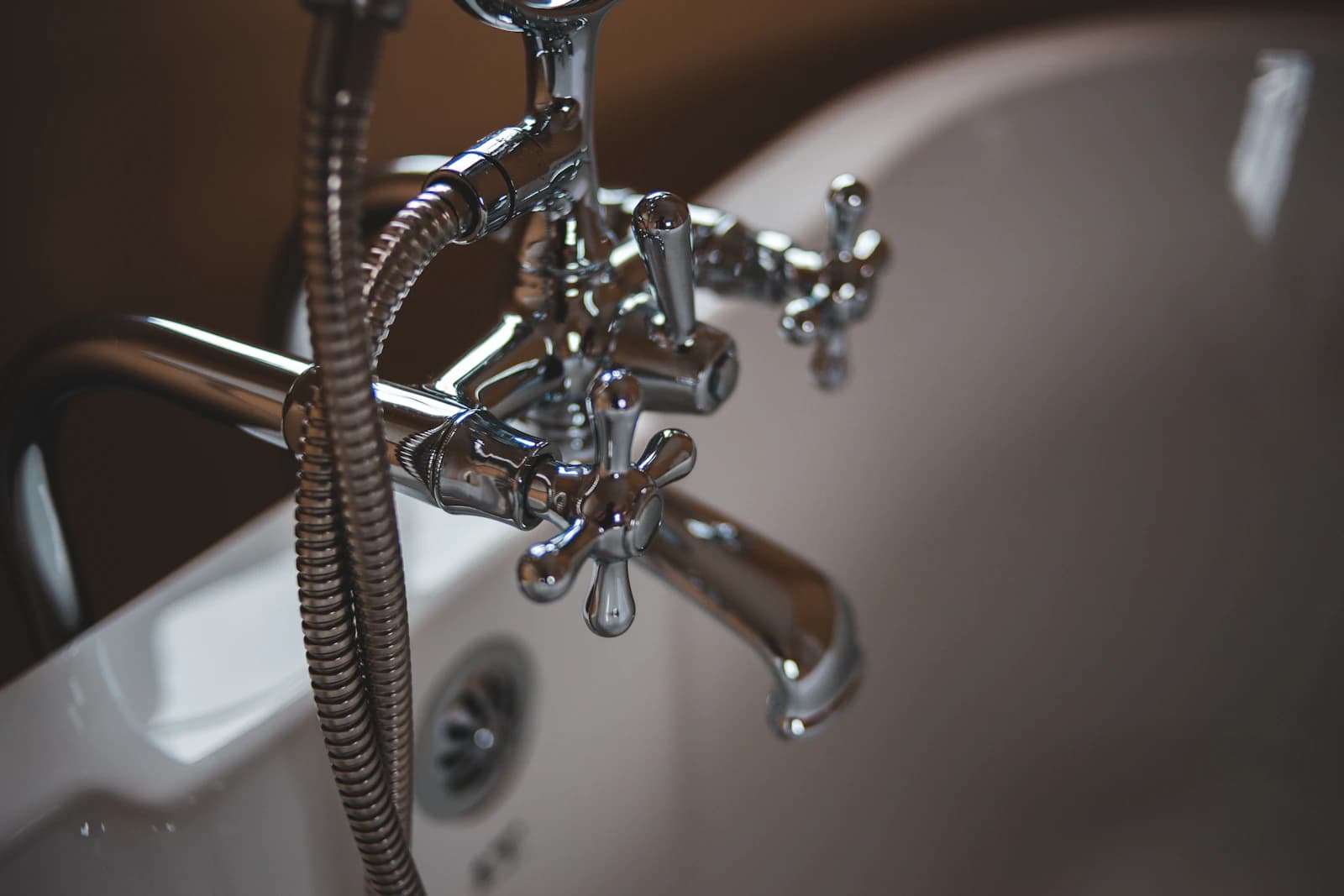 Wastafel met stilstaand water als symbool voor een verstopte afvoer