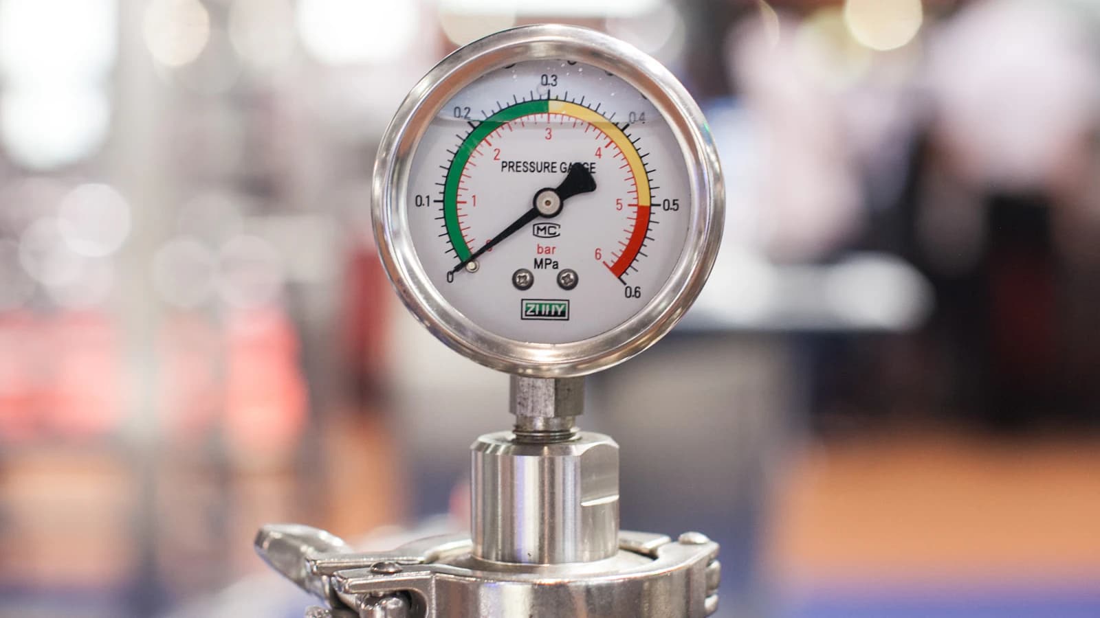 CV-ketel met drukmeter en vulkraan close-up tijdens onderhoud