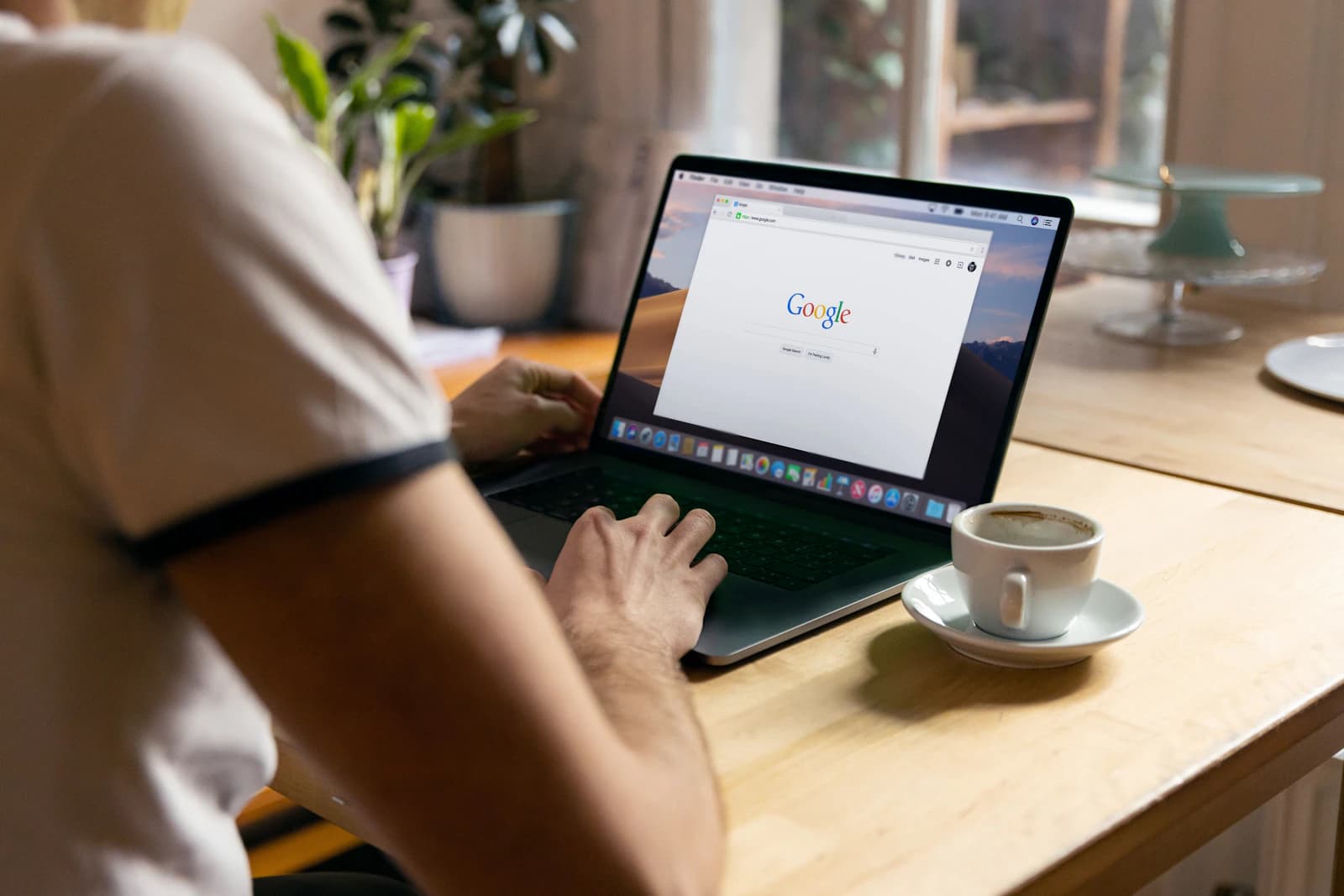 Laptop met Google-zoekresultaten op het scherm tijdens het zoeken naar een loodgieter