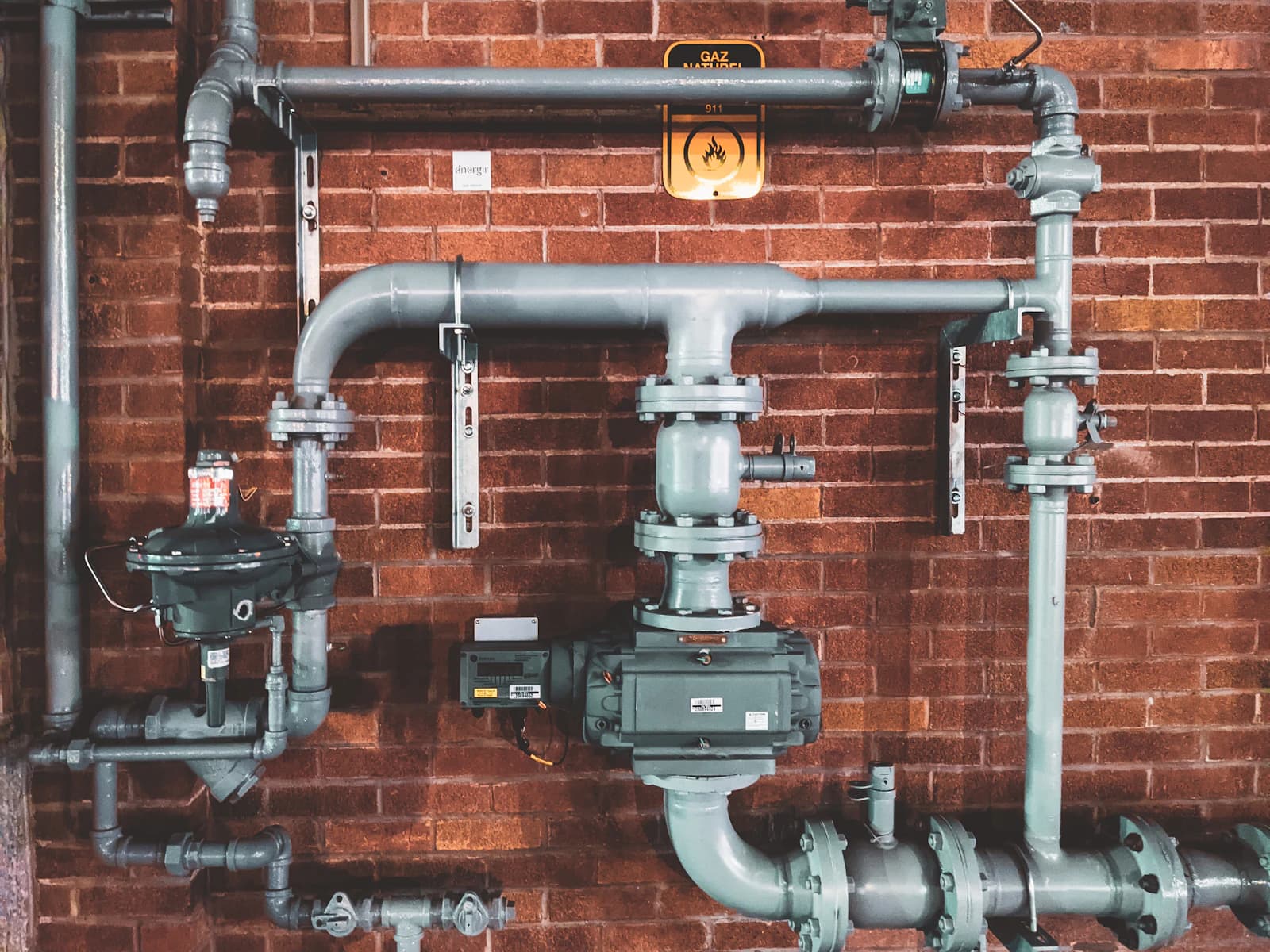 Loodgieter aan het werk onder een gootsteen tijdens een reparatie aan de waterleiding