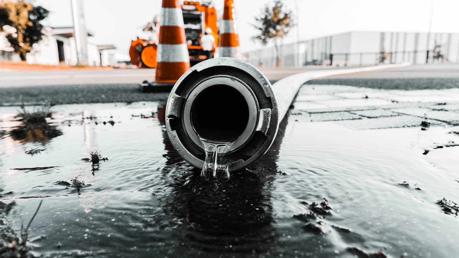 Water dat uit een lekkende leiding druppelt, lekkage opsporen in huis