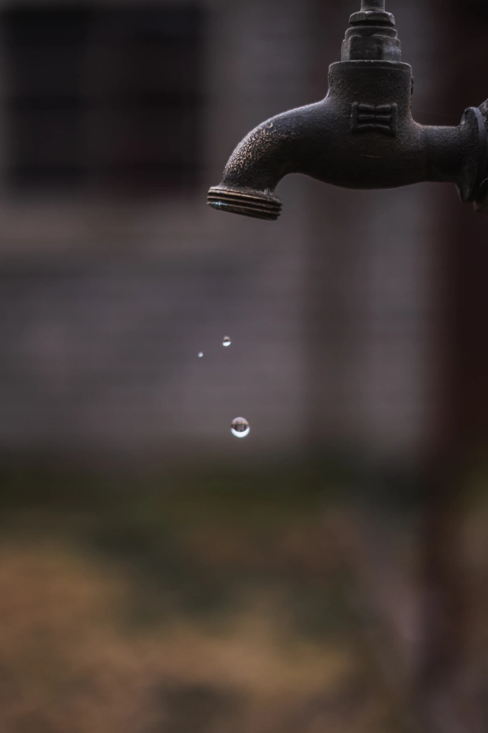 Lekkende kraan met waterdruppel, een van de signalen dat je een loodgieter nodig hebt