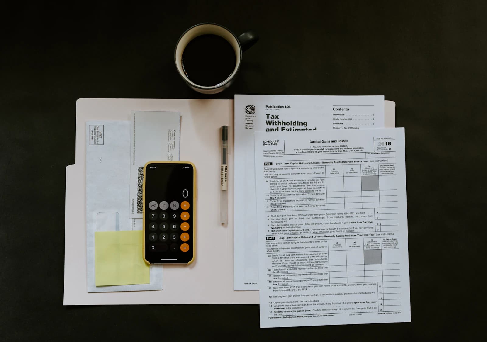 Bureau met paperwork en pen waarop een offerte wordt nagekeken en ondertekend