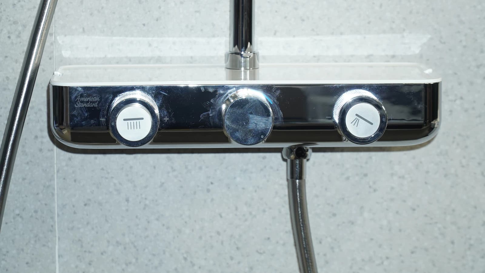 Moderne thermostaatkraan met handgreep en temperatuurregelaar in een badkamer