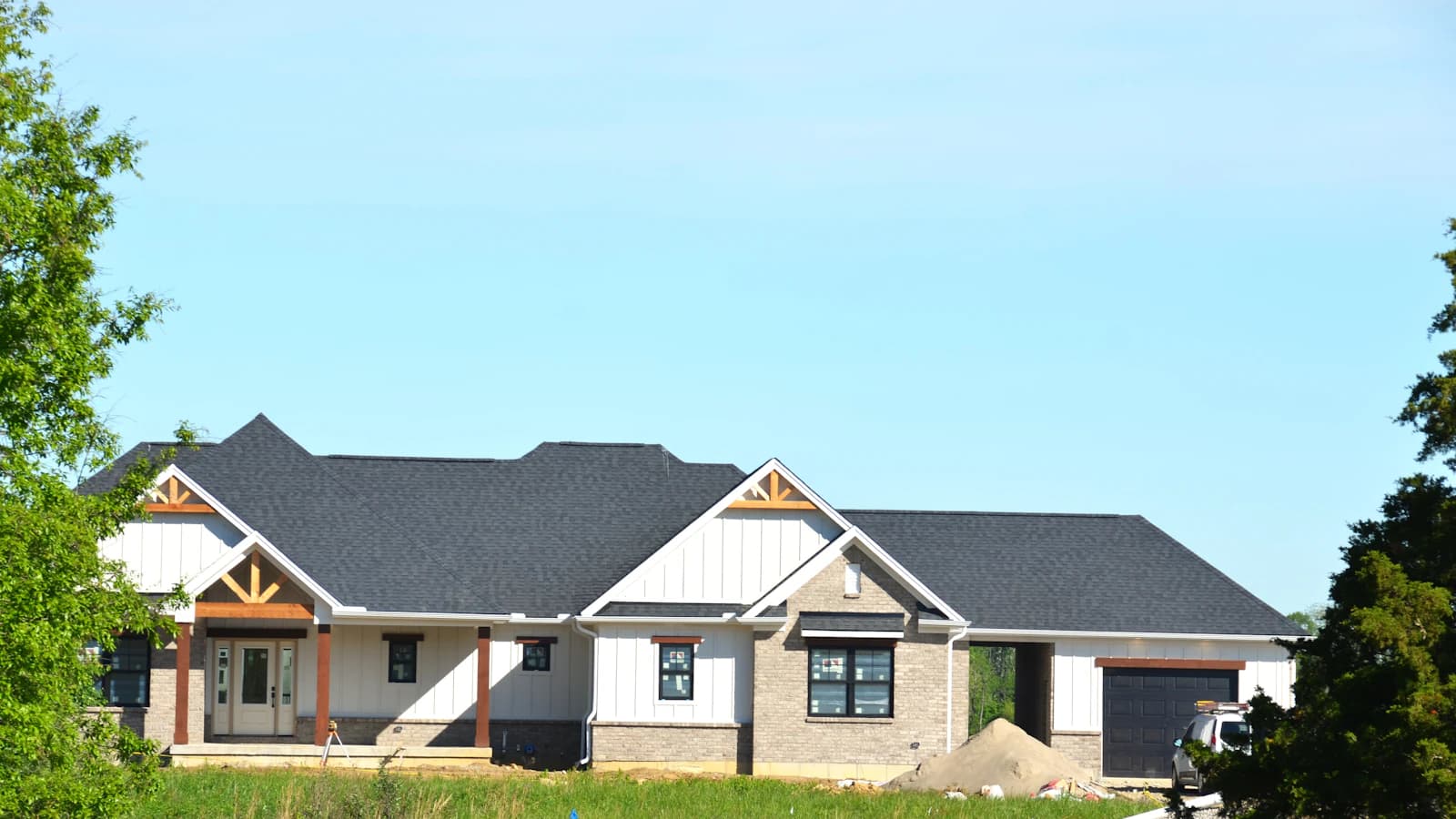 Nieuwbouwwoning op oplevering met klembord en checklist in de hand