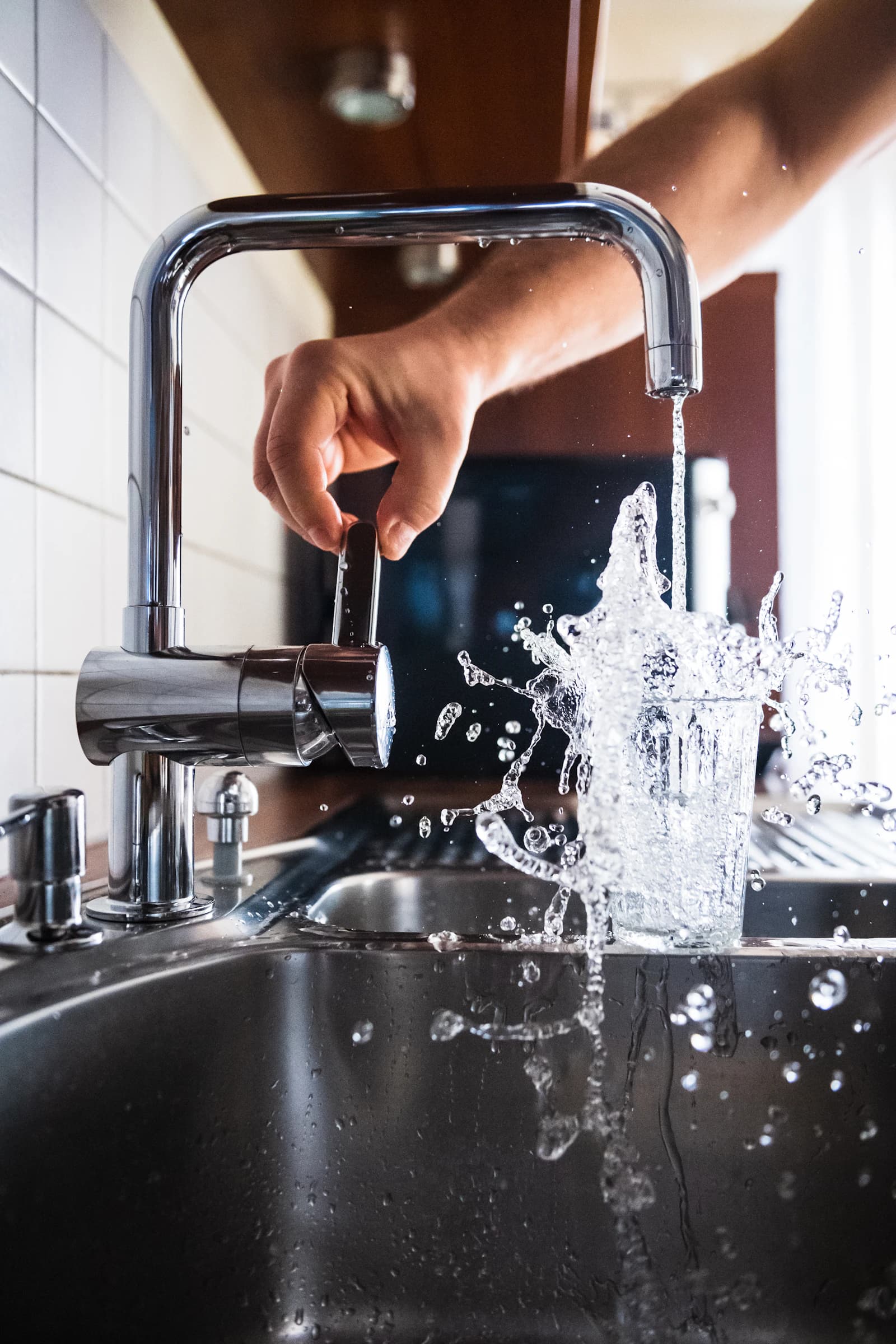 Kraan met een dunne, zwakke waterstraal die wijst op een te lage waterdruk