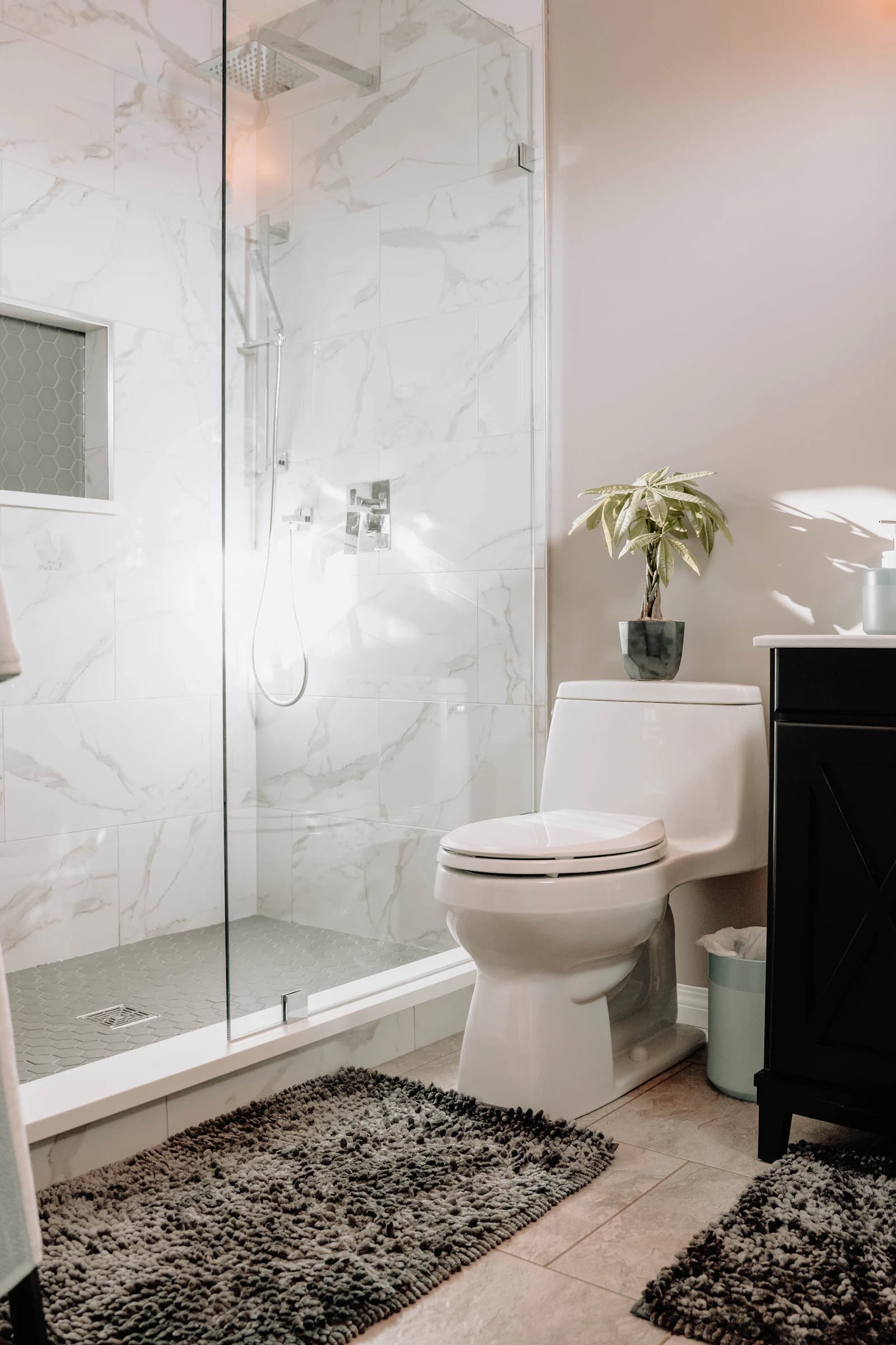 Witte toiletpot in een badkamer, klaar om te ontstoppen met huishoudelijke methoden