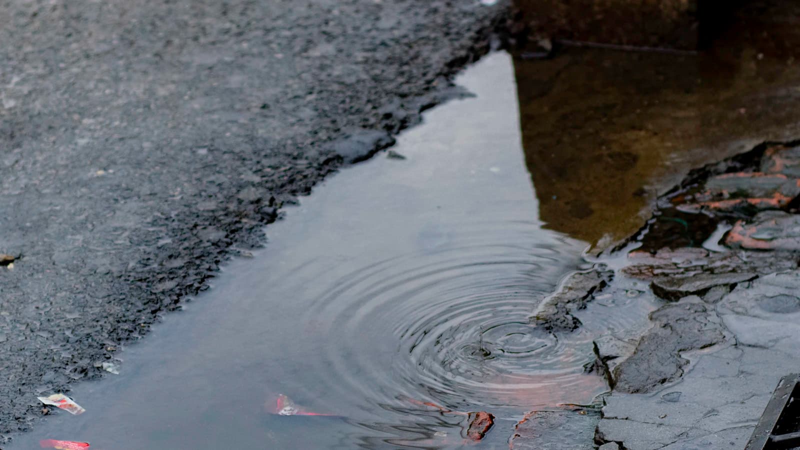Regenwater op straat