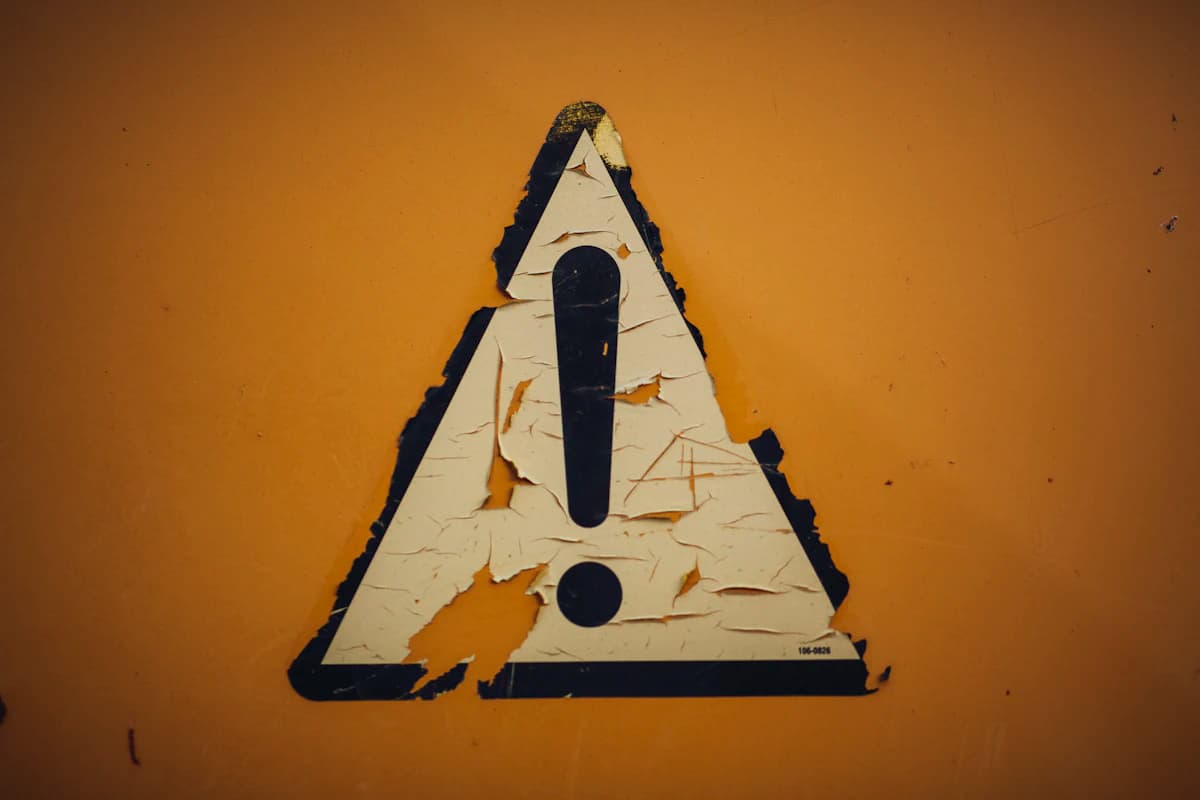 Waarschuwingsbord dat staat voor oplichting door malafide ontstoppingsdiensten