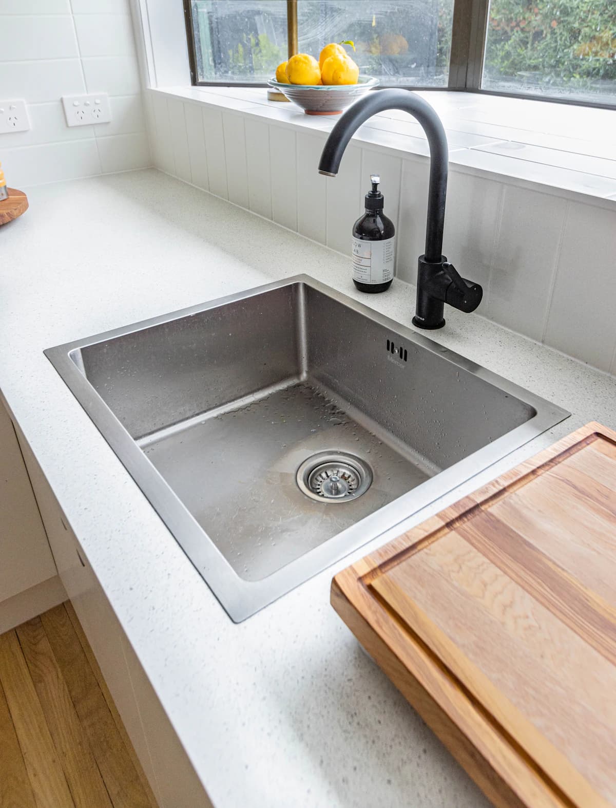 Schoongehouden gootsteenafvoer in de keuken als onderdeel van preventief rioolonderhoud