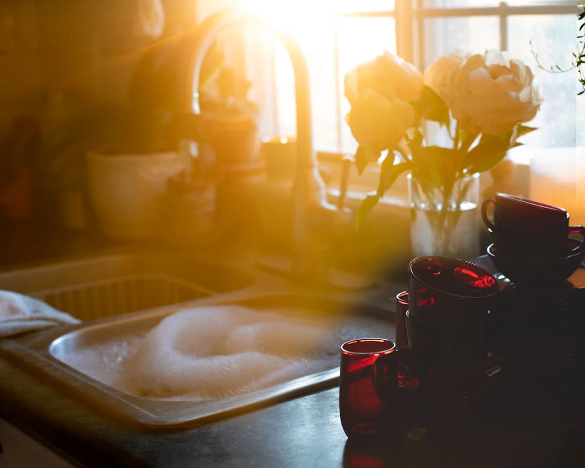Roestvrijstalen afvoer in een keuken of badkamer waar rioollucht uit kan opstijgen
