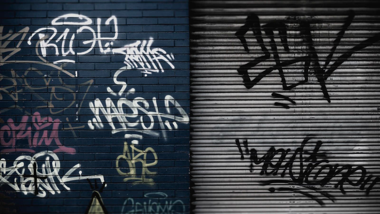 Specialist verwijdert graffiti van een muur
